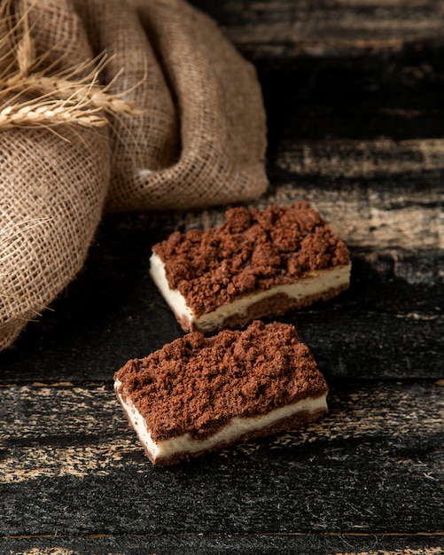 Tiramisú con café y queso mascarpone en la mesa