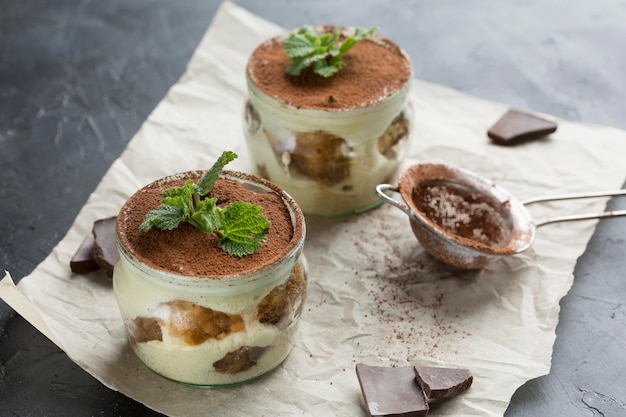 Foto gratuita tiramisú delicioso alto ángulo