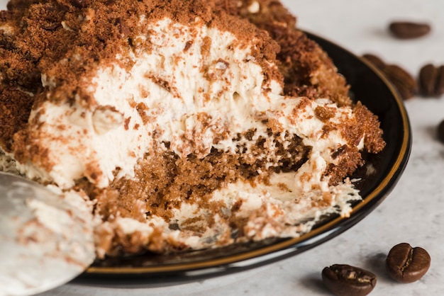 Tiramisú dulce sobre mesa blanca