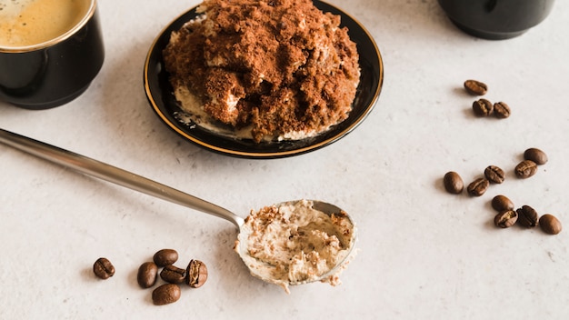 Tiramisú dulce sobre mesa blanca