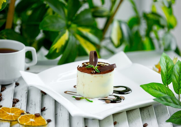 Tiramisú de leche con chocolate sobre la mesa