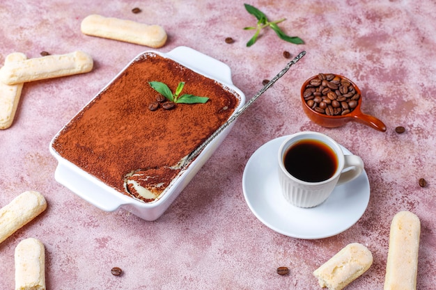 Tiramisú de postre italiano tradicional en placa de cerámica, vista superior.