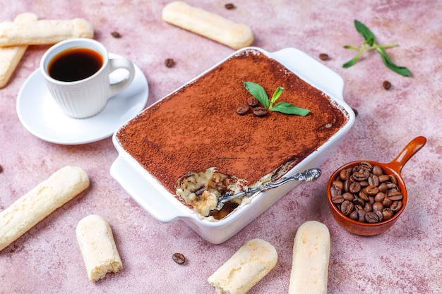 Tiramisú tradicional postre italiano en plato de cerámica