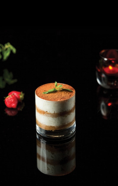 Tiramisú en el vaso con una hoja de menta.