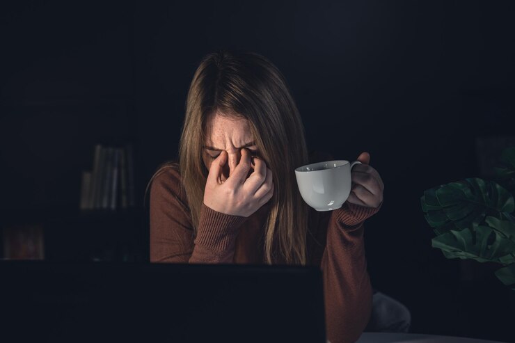Photo Gratis tired young woman working behind a laptop at night sick eyes