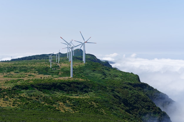 Tiro de aerogeneradores en las montañas