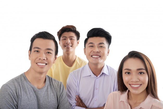 Tiro de alto ángulo de felices asiáticos de pie juntos y mirando hacia arriba