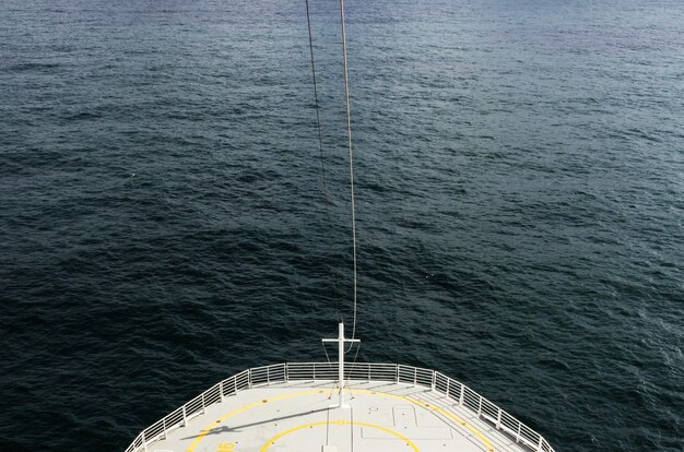 Tiro de alto ángulo de un gran barco de vela flotando en el océano en calma