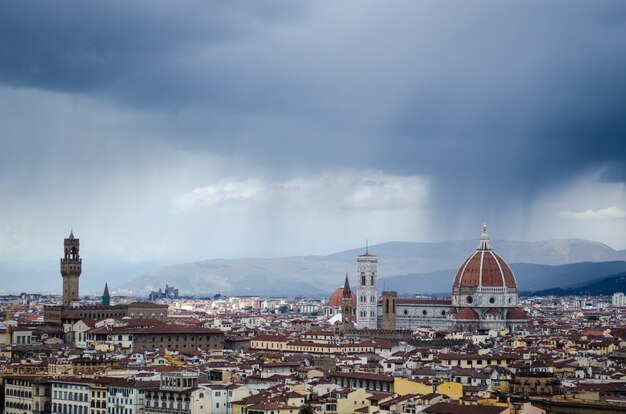 Tiro alto ángulo de la hermosa ciudad de Florencia bajo el cielo despejado