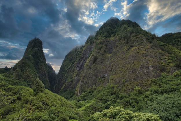 Tiro de alto ángulo de hermosas montañas verdes bajo el cielo nublado