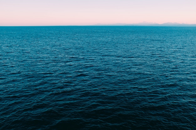 Tiro de alto ángulo del hermoso océano azul tranquilo