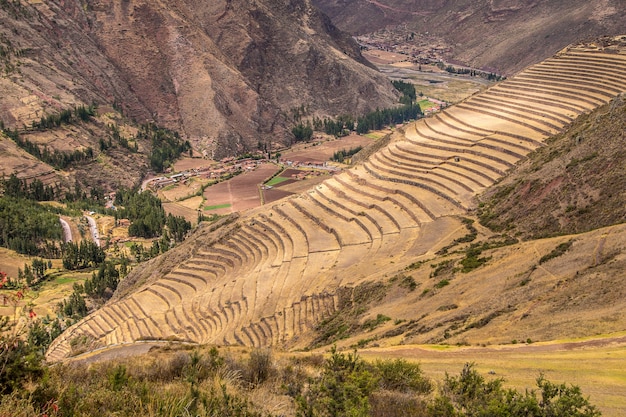 Tiro de alto ángulo de los hermosos campos y montañas capturados en Pisac, Perú