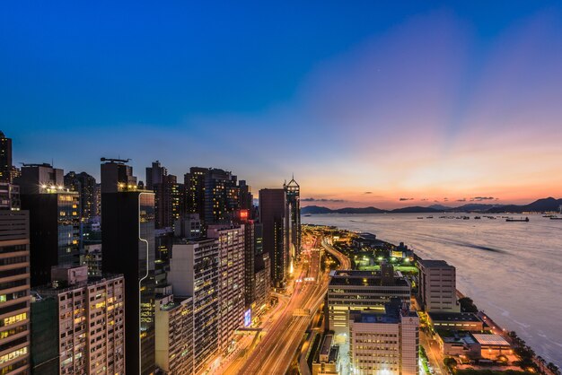 Tiro de alto ángulo de las luces en edificios y rascacielos capturados en Hong Kong