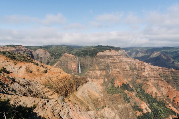 Tiro de alto ángulo del parque estatal del cañón de Waimea en EE.