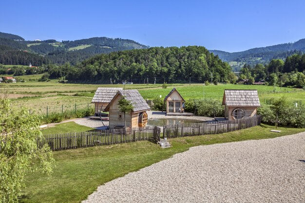 Tiro de alto ángulo de pequeñas casas de madera en el campo en Eslovenia