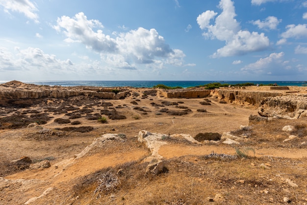 Tiro de alto ángulo de una playa bajo el cielo nublado en Chipre