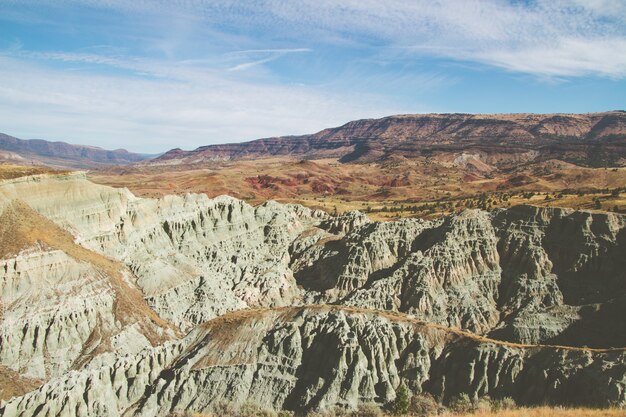 Tiro de alto ángulo de las rocas en las colinas arenosas en una zona desierta