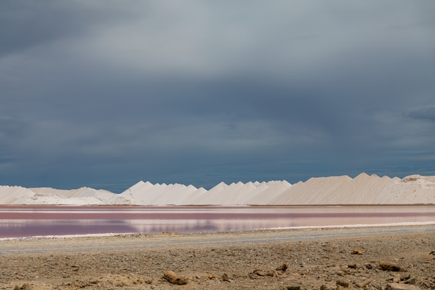 Tiro de alto ángulo de salinas estéticas en Bonaire, Caribe