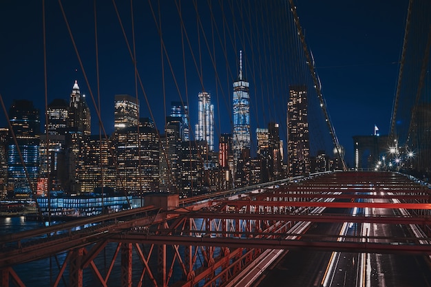 Tiro alto desde el puente de Brooklyn del paisaje urbano de Nueva York durante la noche
