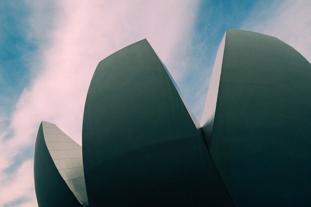 Tiro de ángulo bajo de alta arquitectura moderna con un hermoso cielo