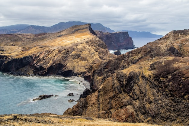 Foto gratuita tiro de ángulo alto de los acantilados en la orilla del océano en ponta de sao lourenco, madeira