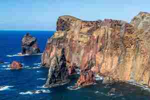 Foto gratuita tiro de ángulo alto de los acantilados en la orilla del océano en ponta de sao lourenco, madeira