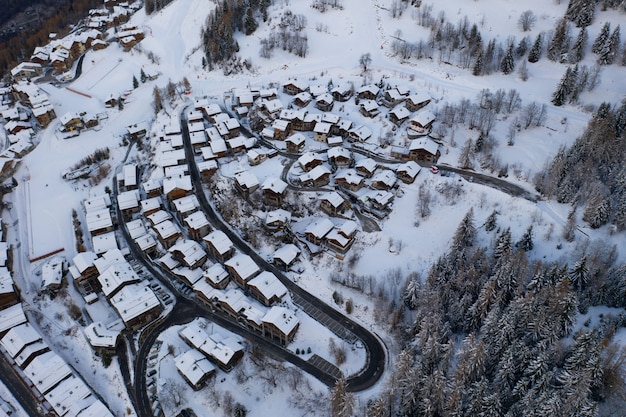 Tiro de ángulo alto de la aldea nevada de Wintersport, Sainte-Foy-Tarentaise en los Alpes en Francia.