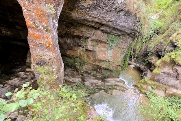 Tiro de ángulo alto de un arroyo en la cueva de las islas canarias en españa