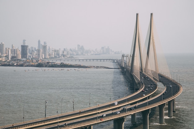 Tiro de ángulo alto de Bandra Worli sealink en Mumbai envuelto en niebla