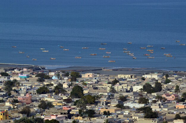 Foto gratuita tiro de ángulo alto de barcos en el mar y el paisaje urbano