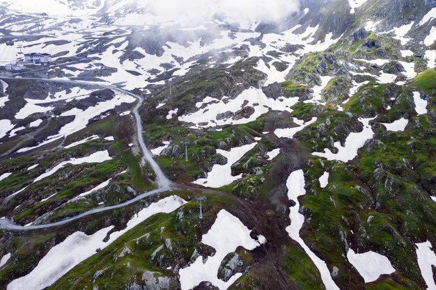 Tiro de ángulo alto del campo nevado capturado en un día brumoso