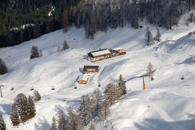 Tiro de ángulo alto de casas en las montañas nevadas