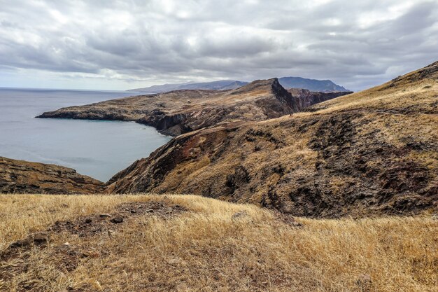 Tiro de ángulo alto de las colinas bajo el cielo nublado en Ponta do Sao Lourenco