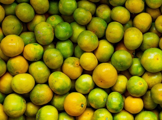 Tiro de ángulo alto de una deliciosa fruta fresca mandarinas