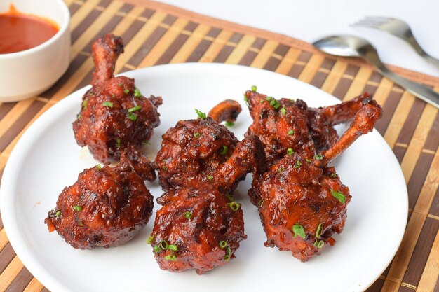 Tiro de ángulo alto de delicioso plato caliente y picante llamado Tambores del cielo sobre la mesa