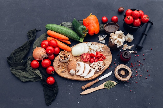 Tiro de ángulo alto de diferentes verduras frescas