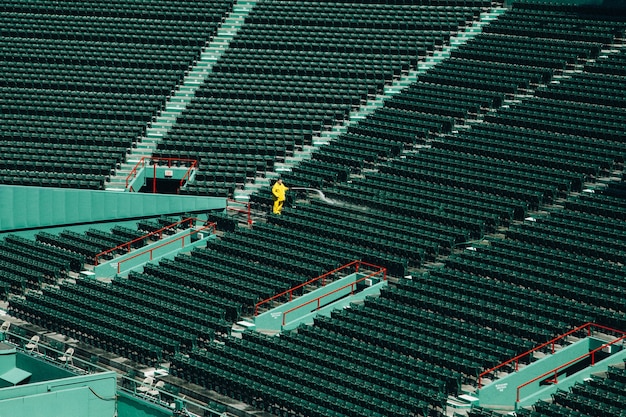 Foto gratuita tiro de ángulo alto de un estadio vacío durante el día