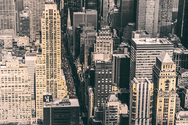 Tiro de ángulo alto de la famosa ciudad histórica de Nueva York llena de diferentes tipos de edificios