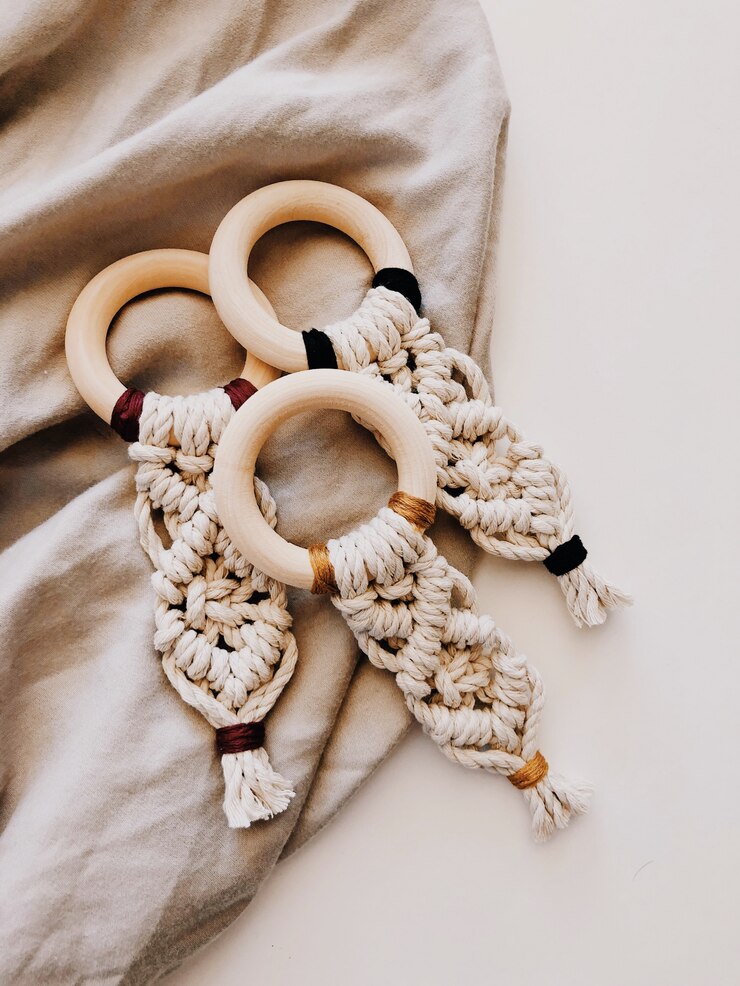 Foto gratuito tiro de ángulo alto de ganchillos en un textil beige