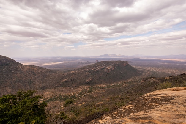 Tiro de ángulo alto de las hermosas colinas bajo el cielo nublado capturado en Kenia, Nairobi, Samburu