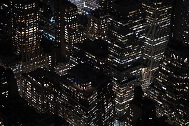 Tiro de ángulo alto de las hermosas luces de los edificios y rascacielos capturados en la noche