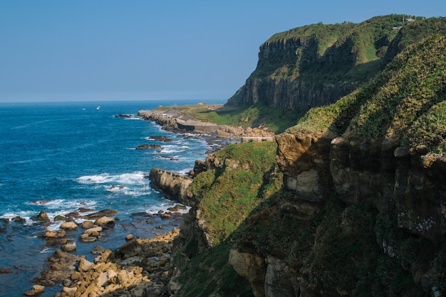 Tiro de ángulo alto de un hermoso acantilado cubierto de musgo cerca del mar