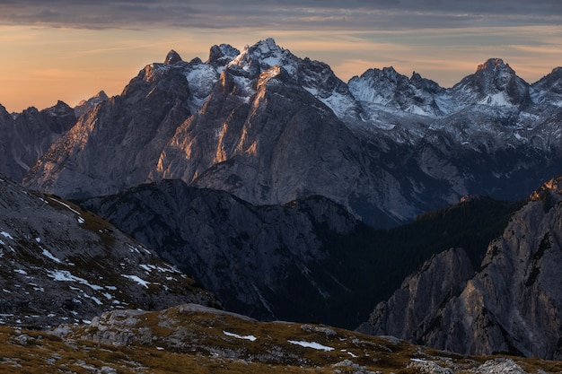 Tiro de ángulo alto del hermoso amanecer sobre los Alpes italianos en Italia