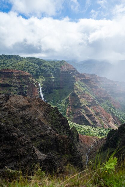 Tiro de ángulo alto de un hermoso paisaje con acantilados rocosos bajo un cielo nublado