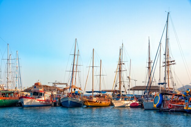 Tiro de ángulo alto de hermosos barcos estacionados en el agua pura durante el día