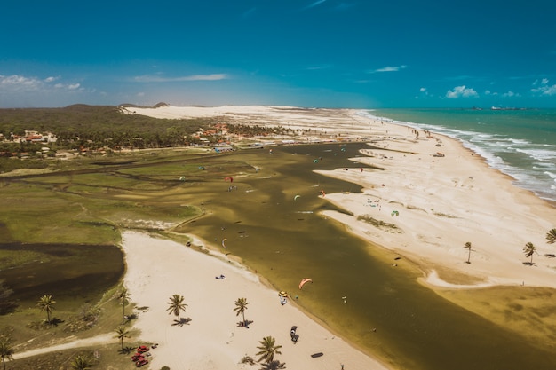 Tiro de ángulo alto de la laguna kitesurt de Cauipe, cerca de Cumbuco y Fortaleza, norte de Brasil