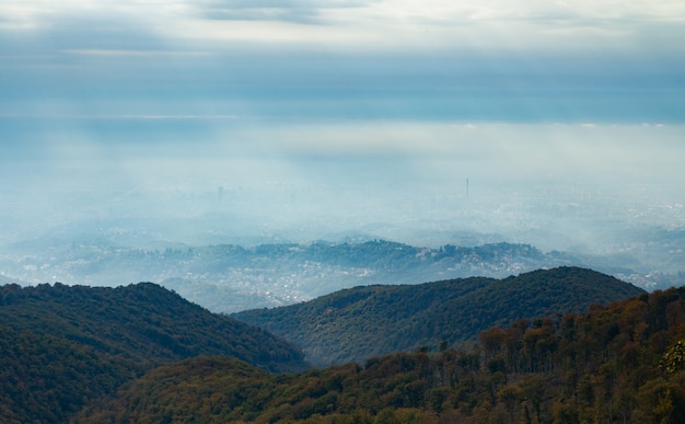 Tiro de ángulo alto de la montaña Medvednica en Zagreb Croacia en un brumoso clima otoñal
