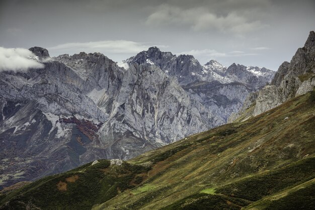 Tiro de ángulo alto del Parque Nacional Europa capturado en invierno en España