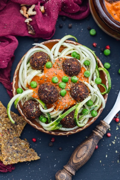 Tiro de ángulo alto de un plato de deliciosas albóndigas vegetales