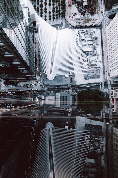 Tiro de ángulo alto de los rascacielos y las calles de la ciudad de Nueva York